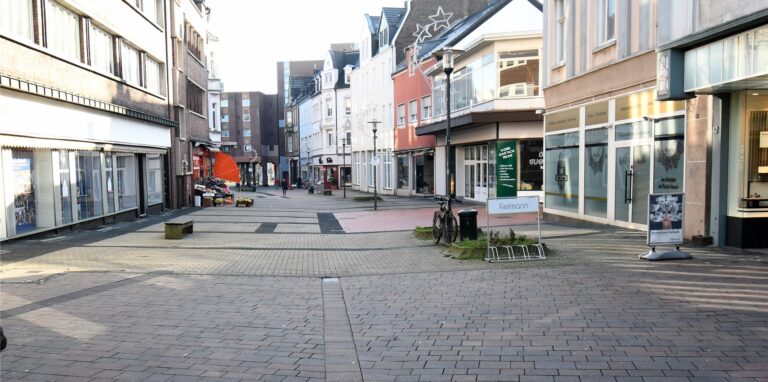 Ein Blick auf die südliche Ewaldstraße. Diese soll im Rahmen des Projekts „Der Park kommt in die Stadt“ deutlich grüner werden. Welchen Effekt mehr Pflanzen und weniger versiegelte Flächen haben, darüber informiert die „Klima.Insel“, die auf dem Antoniuskirchplatz Station macht.
