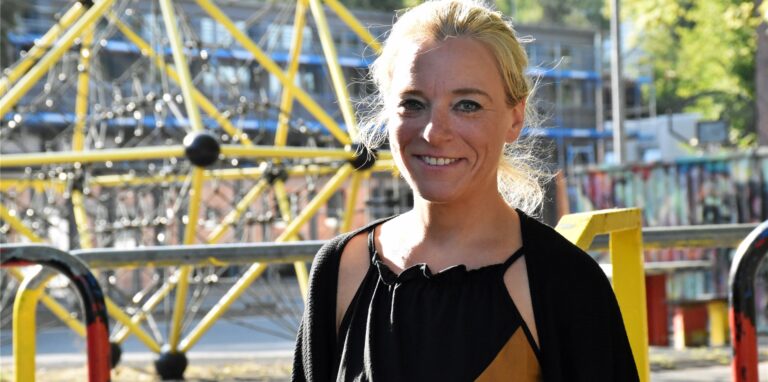 Schulleiterin Kerstin Borghoff steht vor der Winfried-Grundschule an der Ruhrallee.