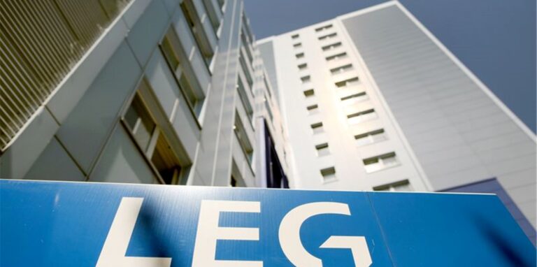 Ein Logo der LEG Immobilien AG ist an einem Wohnungsgebäude zu sehen.