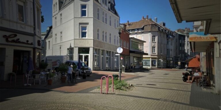 Vor dem Café Sahara auf der Ewaldstraße in der Hertener Fußgängerzone hat die Schlägerei begonnen.