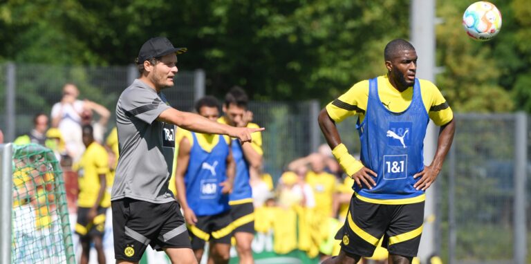 Edin Terzic gibt BVB-Neuzugang Anthony Modeste eine Anweisung im Training.