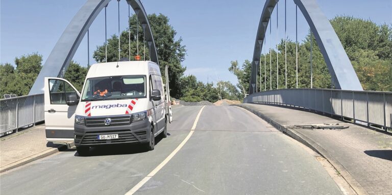 Ein VW-Werkstattwagen steht auf der gesperrten Borker Brücke.