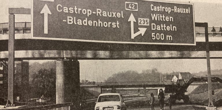 Ein Foto aus dem Zeitungsarchiv zeigt die A42 in Castrop-Rauxel kurz vor der Eröffnung mit Spazierhängern.