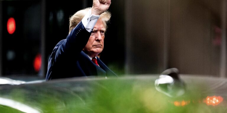 Donald Trump, ehemaliger Präsident der USA, gestikuliert, als er den Trump Tower verlässt.