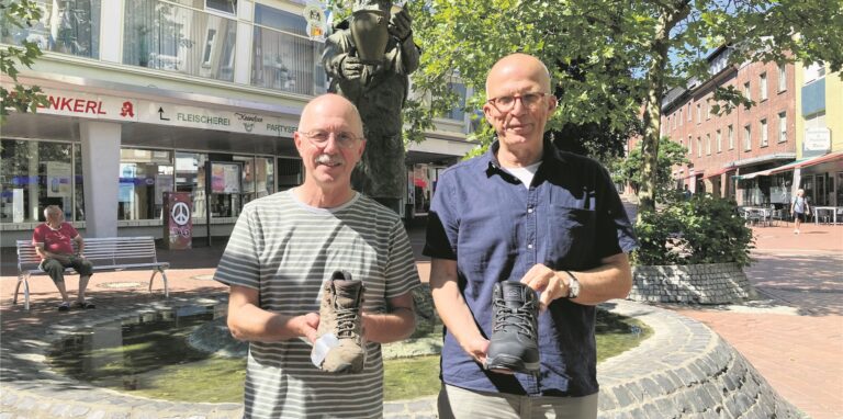 Dieter Link-Stern zeigt einen alten, Heinrich Bettenhausen einen neuen Schuh für Obdachlose.