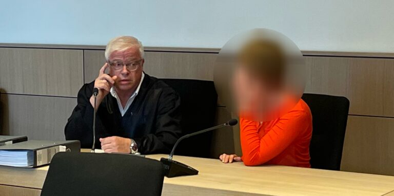 Die Angeklagte beim Prozessauftakt am Bochumer Schwurgericht neben ihrem Anwalt Egbert Schenkel.