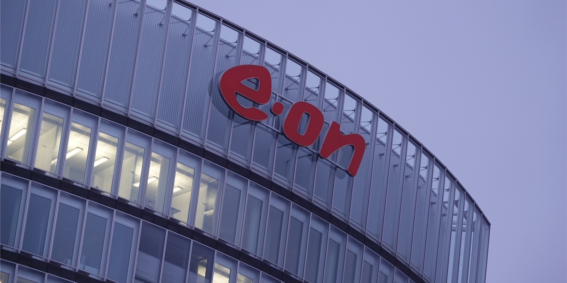 Das Logo des Energiekonzerns E.on steht auf der Fassade der Unternehmenszentrale in Essen.
