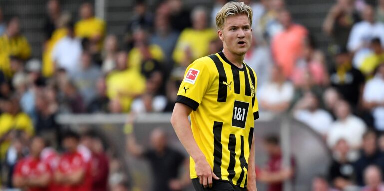 Julian Rijkhoff blickt zur Seite.