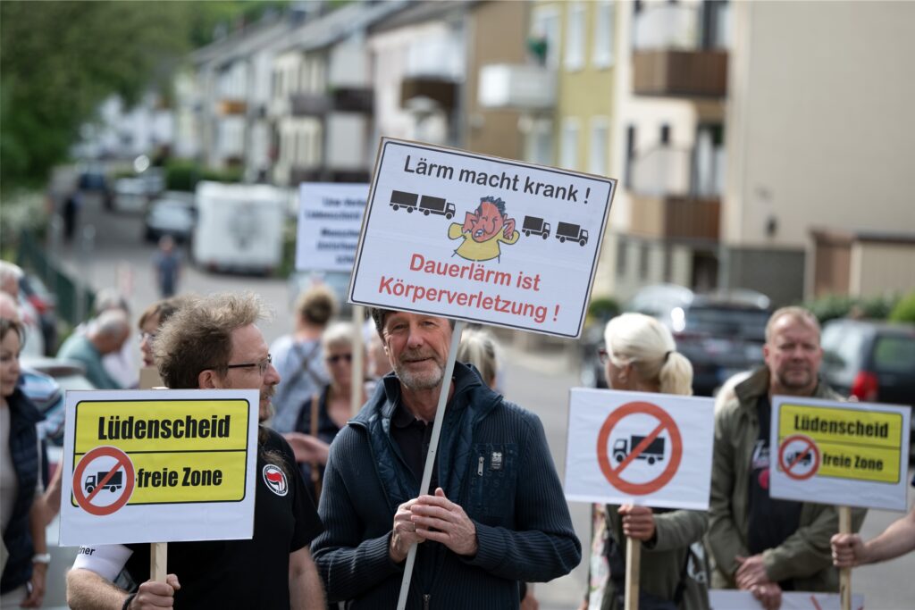 „Lärm macht krank!“ steht bei einer Demonstration gegen die Belastung durch die Sperrung Talbrücke Rahmede auf einem Plakat.