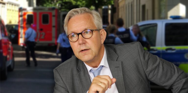 Dortmunds Polizeipräsident Gregor Lange hat sich zum Todesfall eines 16-Jährigen nach Schüssen aus der Pistole eines Polizisten geäußert.