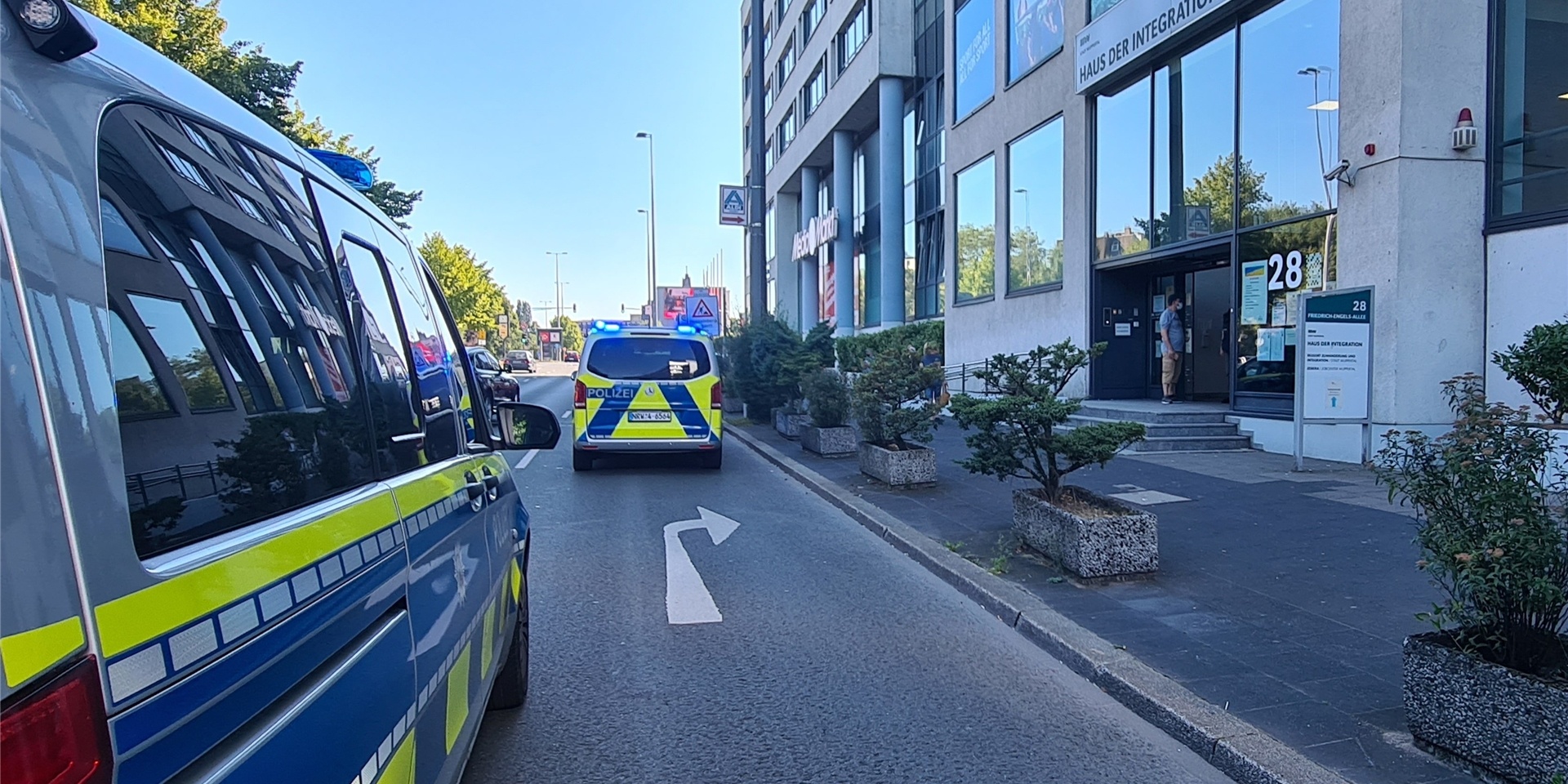 Einsatzfahrzeuge der Polizei stehen vor dem Haus der Integration.