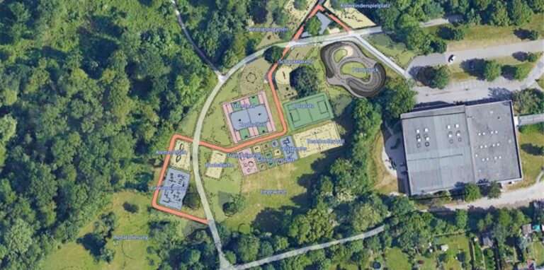 Das Hallenbad (rechts im Bild) verdeckt vom Stadtmittelpunkt aus den neuen Spiel- und Bewegungspark, der auf der Wiese entstehen soll.