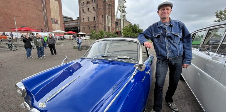 Uwe Beyer aus Herten stellt sein Goggomobil beim Oldtimertreff Ruhr auf der Zeche Ewald zur Schau.