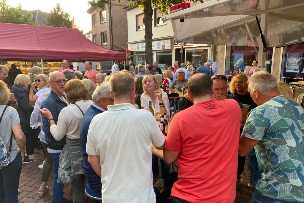 So sieht es aus, wenn auf der Langenbochumer Kranzplatte beim Feierabendmarkt richtig viel los ist. Am Freitag gibt es ab 16 Uhr die nächste Auflage. So sieht es aus, wenn auf der Langenbochumer Kranzplatte beim Feierabendmarkt richtig viel los ist. Am Freitag gibt es ab 16 Uhr die nächste Auflage.