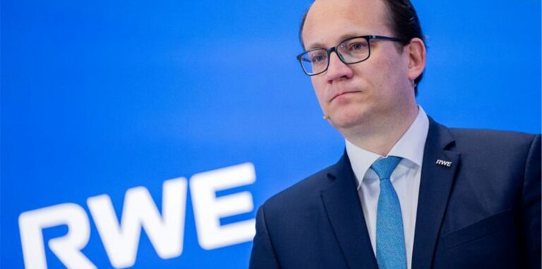 Markus Krebber, Vorstandsvorsitzender von RWE, steht bei einer Pressekonferenz auf dem Podium.