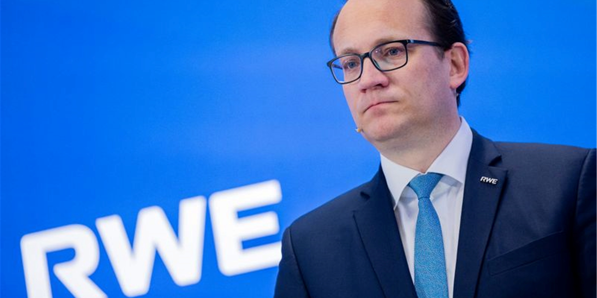 Markus Krebber, Vorstandsvorsitzender von RWE, steht bei einer Pressekonferenz auf dem Podium.
