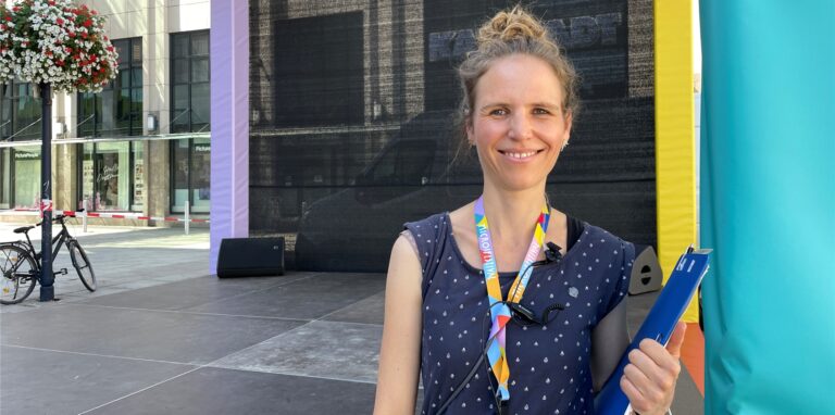 Katrin Gellermann, Leiterin des Events, kümmert sich um die Vorbereitungen für die Veranstaltung.