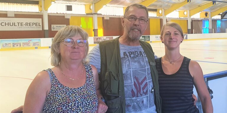 Karin Strauch, Vanessa Strauch und Georg Horstmann Strauch betreiben die Eissporthalle in Dorsten und schauen voller Zuversicht auf die kommende Saison.
