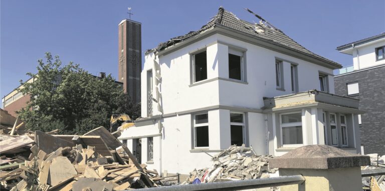 Bald wird das Pfarrhaus von Herz-Jesu in Marl-Hüls in Trümmern liegen. Ein Bagger reißt es ab.