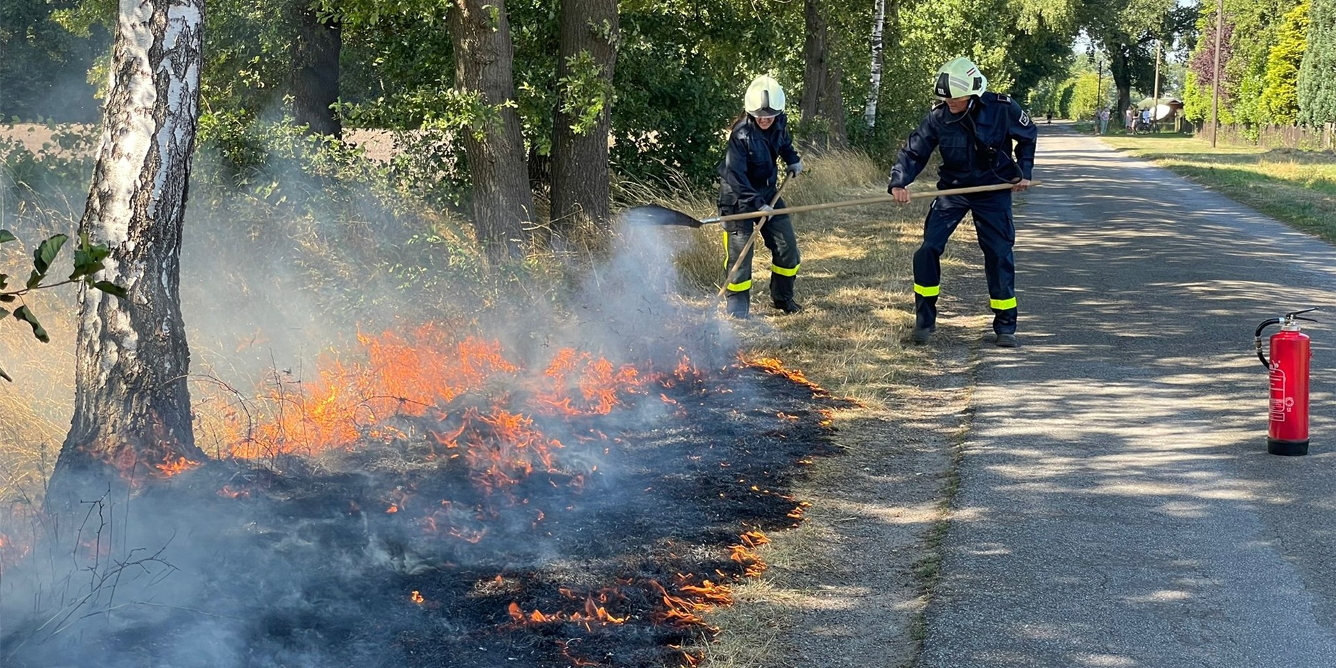 Die Feuerwehrleute versuchten zunächst, den Brand an der Gelsenkirchener Straße mit Feuerpatschen einzudämmen.