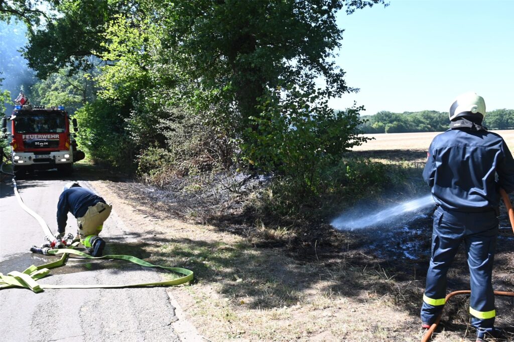 Rund 400 Meter weiter war ein zweiter Brand ausgebrochen. Hier hatte eine Wiesenfläche Feuer gefangen. Rund 400 Meter weiter war ein zweiter Brand ausgebrochen. Hier hatte eine Wiesenfläche Feuer gefangen.