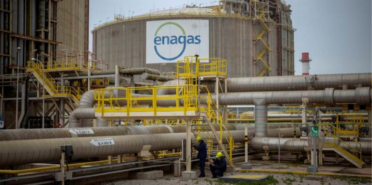 Arbeiter sind in einer Regasifizierungsanlage des spanischen Unternehmens Enagas in Barcelona im Einsatz. Diese ist die größte LNG-Anlage Europas.