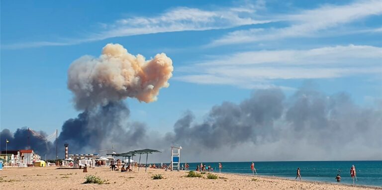 Am Strand von Saky steigt Rauch nach einer Explosion auf. Auf der von Russland annektierten ukrainischen Halbinsel Krim im Schwarzen Meer ist Munition auf einem russischen Luftwaffenstützpunkt explodiert.