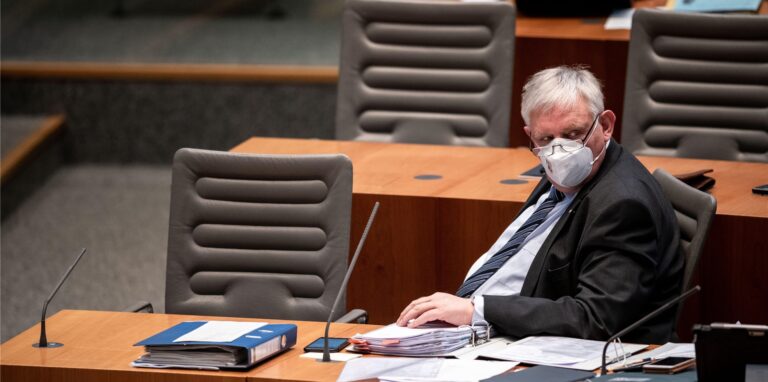 NRW-Gesundheitsminister Karl-Josef Laumann (CDU) sitzt im Landtag.