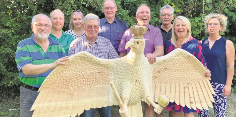 Der neue Waltroper Schützenvogel wird vom Vereinsvorstand und vom Königspaar begutachtet.