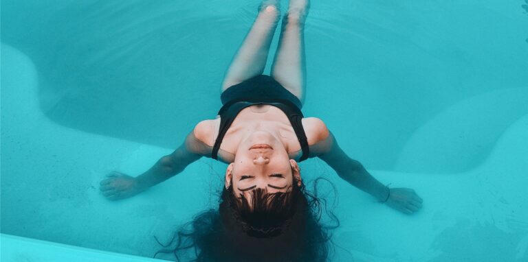 Kopf aus und die Erholung genießen: Im Floating-Becken entspannen sich sämtliche Muskeln.