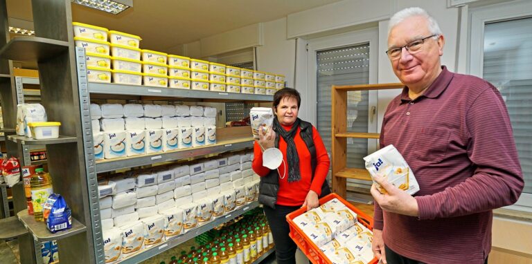 Ruth Witza und Walter Schain zeigen einen Korb voller Mehl im „Laden“ in Oer-Erkenschwick.