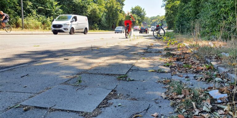 Der asphaltierte Radweg entlang der Straße „Über den Knöchel“ ist noch gut in Schuss, der mit Platten gepflasterte Gehweg jedoch sehr holperig.