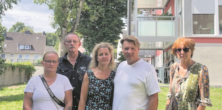 Wollen, dass die Bäume an der Sophienstraße (im Hintergrund) stehen bleiben: von rechts Sigrun Zobel, Oliver Stemmer, Svenja Schmidtke, Joachim Hey und Selina Joosty.