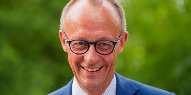 CDU-Chef Friedrich Merz lacht in die Kamera.