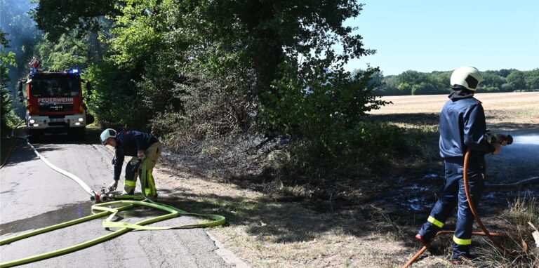 Feuerwehrleute am Straßenrand in Dorsten im Einsatz.