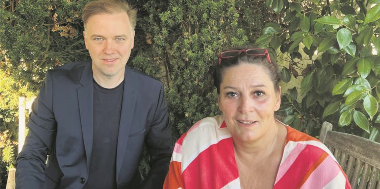 Bettina Michel (57), Tochter des ehemaligen Schalke-Managers Rudi Assauer (verstorben 2019), in ihrem Garten in Herten-Langenbochum im Gespräch mit ihrem Rechtsanwalt Burkhard Benecken aus Marl.