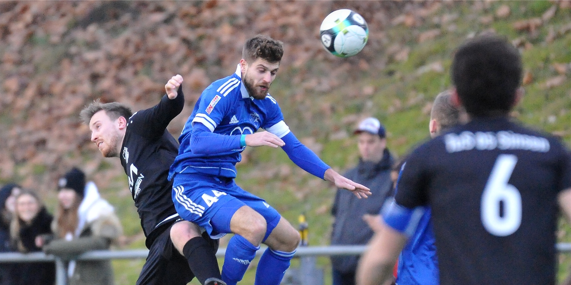 Nico Brehm (r) sprang in der vergangenen Saison als Kapitän des SV Wacker Obercastrop ein. Da war er nach Moritz Budde und Julian Ucles Martinez der Dritte im Bunde. Jetzt ist er in der Rangfolge aufgestiegen.