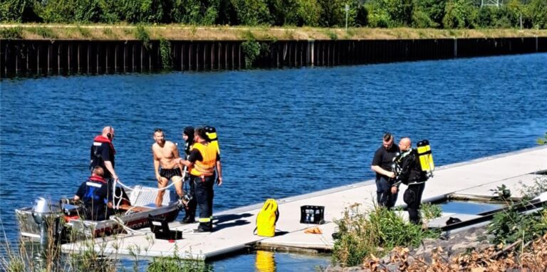 Einsatzbesprechung am Ufer des Kanals, wo Taucher aus Dorsten nach dem Vermissten gesucht haben.