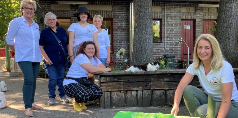 Fünf Frauen aus Marl bilden das Team des Streunerkatzen-Projekts. Sie fangen streunende Katzen ein und bringen sie ins Tierheim (v. r.): Conny Lehmann, Ute Bönte, Melina und Michaela Jurnitschek, Annegret Gellenbeck (Vorsitzende des Tierschutzvereins Marl-Haltern) und Simone Zeglinski.