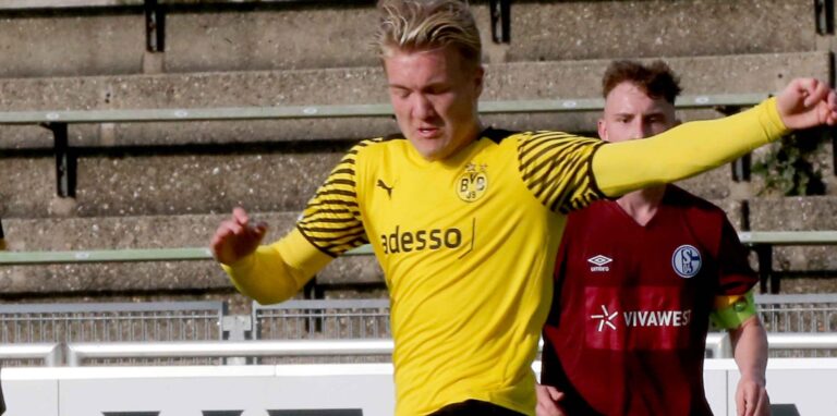 Julian Rijkhoff geht beim Derby zwischen der BVB-U19 und dem FC Schalke 04 in den Zweikampf.