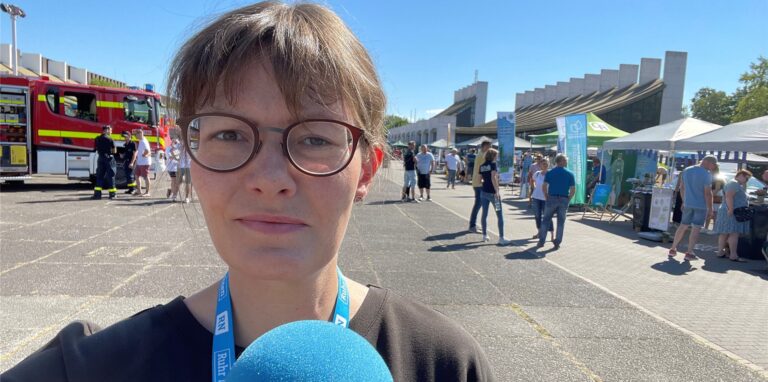 Ruhr-Nachrichten-Reporterin Lydia Heuser steht am Samstag (13.8.) zwischen Ständen auf dem Castrop-Rauxeler Europaplatz