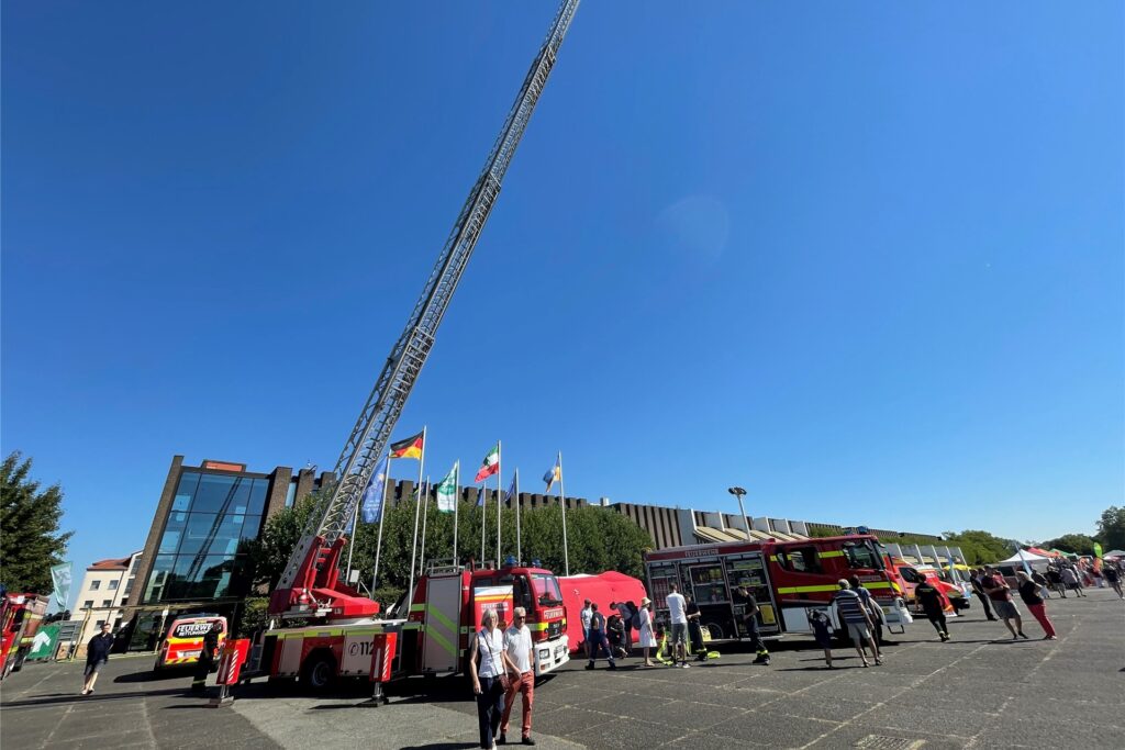 Erste Besucher des Europafests laufen am Samstag (13.8.22) vor dem Castrop-Rauxeler Rathaus am Europaplatz entlang.