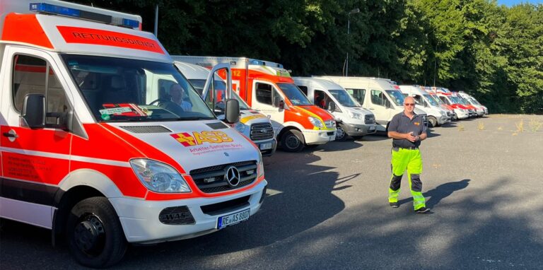 Die Fahrzeuge und Einsatzkräfte des Patiententransportzugs aus dem Kreis Recklinghausen halten sich für die Evakuierung bereit.