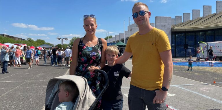 Jessica Glootz und „ihre Männer“ besuchten am Samstag, 13. August, beim Europafest in Castrop-Rauxel.