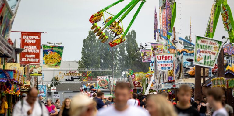 Das Fahrgeschäft „Konga“ dreht sich auf der Cranger Kirmes in Herne