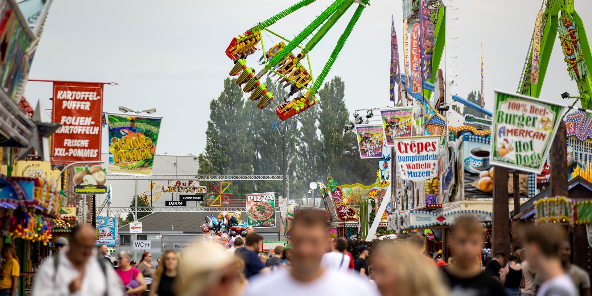 Das Fahrgeschäft „Konga“ dreht sich auf der Cranger Kirmes in Herne