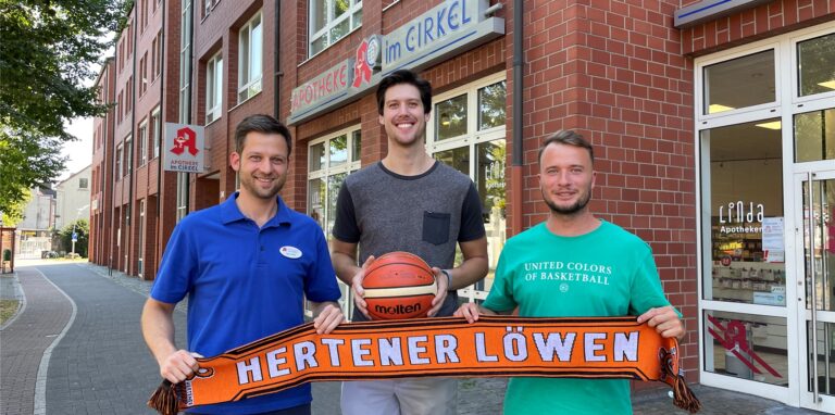 Cody Schwartz (Mitte) mit dem langjährigen Löwen-Sponsor Ingo Müller (links) und Trainer Cedric Hüsken.