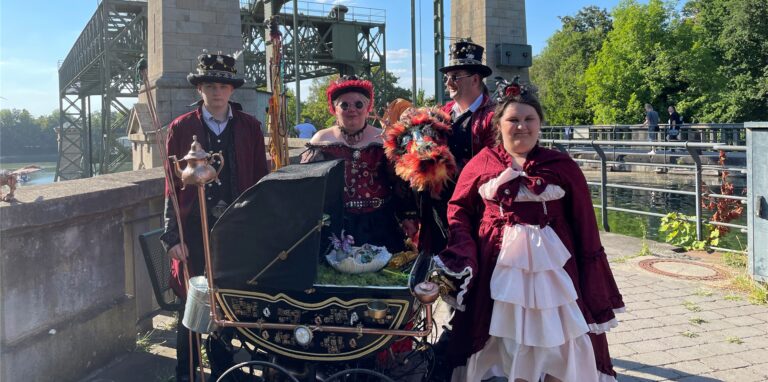 Familie Magnus Dragonis aus Gladbeck steht vor dem Schiffshebewerk Henrichenburg. Anlass ist das Steampunk Jubilee 2022.