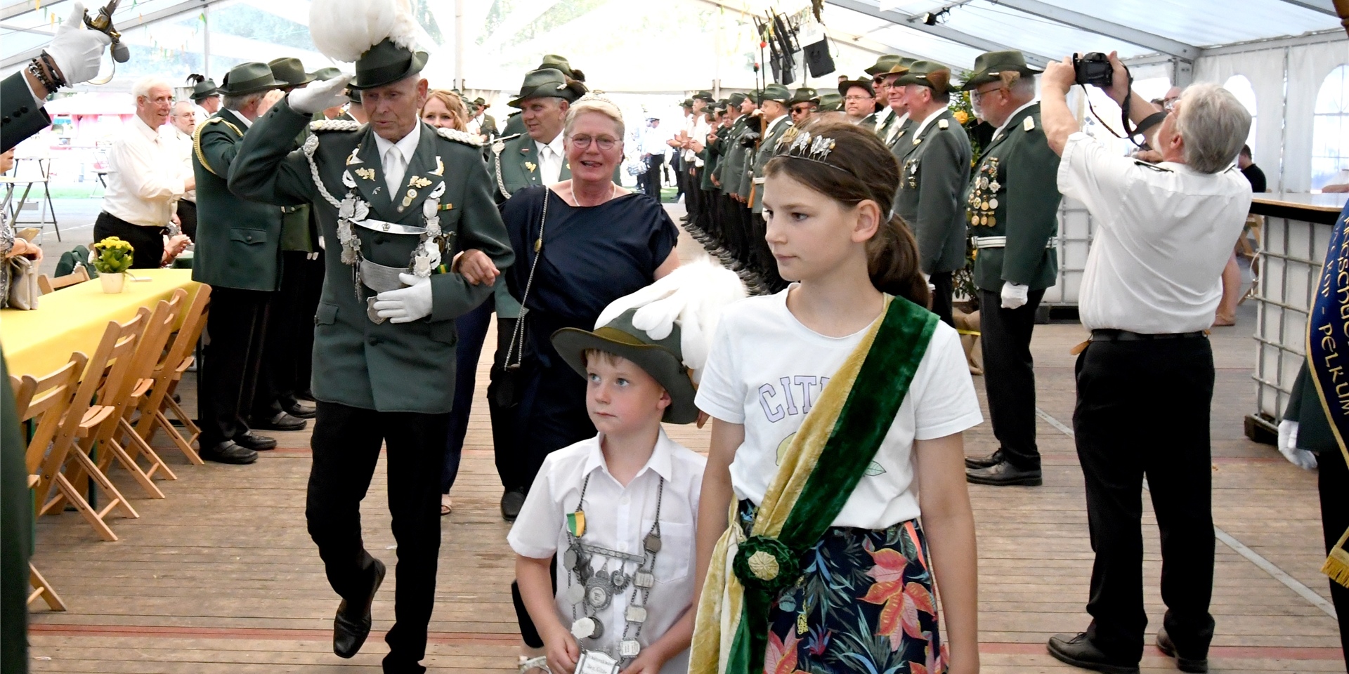 Einmarsch des Königspaares Achim I. Benterbusch und Lisa I. Wember ins Festzelt.