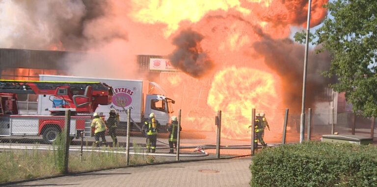 Feuerwehrleute bringen sich bei einer Explosion in Sicherheit. Bei einem Löscheinsatz im niederrheinischen Goch sind am Freitag zwei Feuerwehrleute schwer verletzt worden.